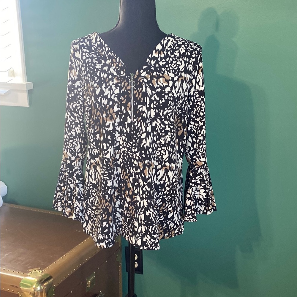 Women's Petite Black and White Patterned Top